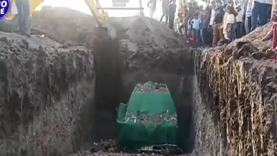 Čovek sahranio auto, prisustvovalo 1.500 zvanica (FOTO, VIDEO)