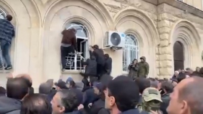 Haos u Gruziji: Demonstranti zauzeli institucije (VIDEO)