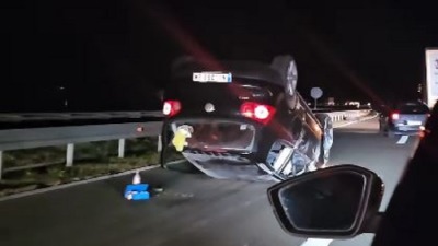 Teška saobraćajka na auto-putu: Vozilo na krovu (VIDEO)