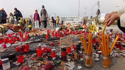 Muškarac u centru NS urinira po svećama i cveću za nastradale u padu nadstrešnice (VIDEO)