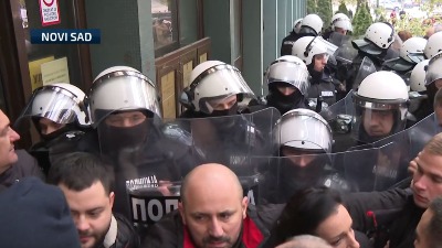 Trenutak kad je došlo do koškanja policije i opozicionih poslanika ispred suda (VIDEO)