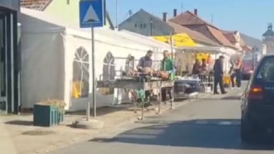 Ovo je baš sramota! Kupusijada u Futogu otkazana zbog Dana žalosti, ali se ljudi ipak okupljaju (VIDEO) 