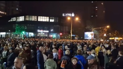 "Dokle ćemo paliti sveće i ćutati?": Skup građana ispred Železničke stanice (FOTO, VIDEO)