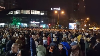 Uvredljivi plakati protiv opozicije pred današnji građanski protest u Novom Sadu (FOTO)