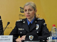 "Studentkinja treba da tuži policajce koji su je naterali da skine garderobu"