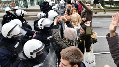 Policija pustila četvoro studenata sa Starog savskog mosta na slobodu (VIDEO)