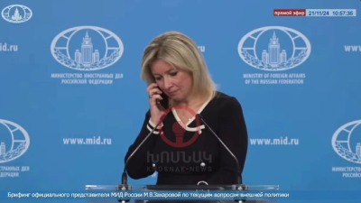 "Ne komentariši uopšte": Zaharova je držala konferenciju, a onda je zazvonio telefon... (VIDEO)