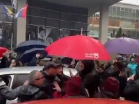 Kako maskirani kapuljaši nasrću na građane ispred RTS (VIDEO)