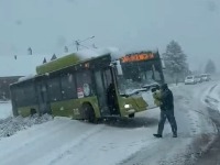 Sneg napravio haos širom Srbije: Autobus skliznuo s puta (VIDEO)