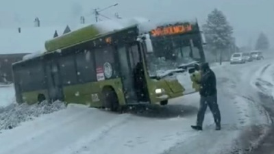 Sneg napravio haos širom Srbije: Autobus skliznuo s puta (VIDEO)