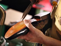 Super IDEJA: Ogrebotine na kožnoj obući rešila je genijalnim trikom (VIDEO) 