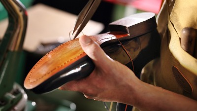 Super IDEJA: Ogrebotine na kožnoj obući rešila je genijalnim trikom (VIDEO) 