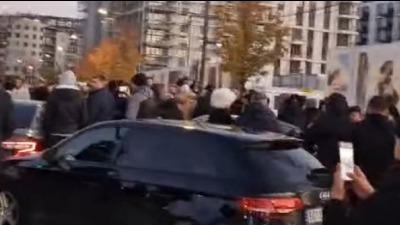 Građani blokirali raskrsnicu kod Kule Beograd, vozači upali među okupljene (VIDEO)