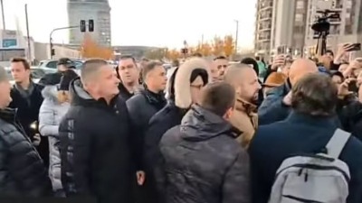 Naprednjaci opkolili opoziciju i građane na blokadi kod Kule Beograd: Svađali se i gurali ih, bilo na ivici sukoba (VIDEO, FOTO)