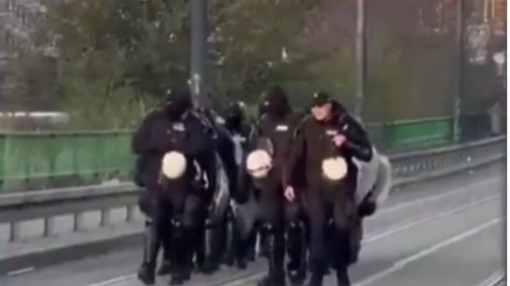 "Kao iz kafane da se vraćaju": Snimak policajaca sa Starog savskog mosta koji komentariše cela Srbija (VIDEO)