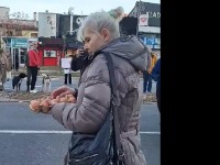 Žena gađala jajima učesnike protesta u Novom Sadu (VIDEO)