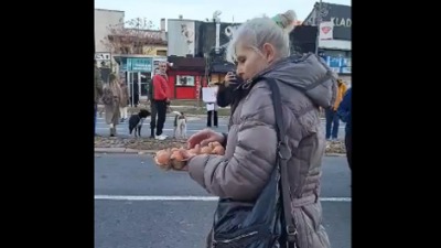 Žena gađala jajima učesnike protesta u Novom Sadu (VIDEO)