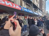 Gotov protest u Novom Sadu: Incidenti ispred sedišta SNS - građani gađani, naprednjaci se smejali (VIDEO, FOTO)