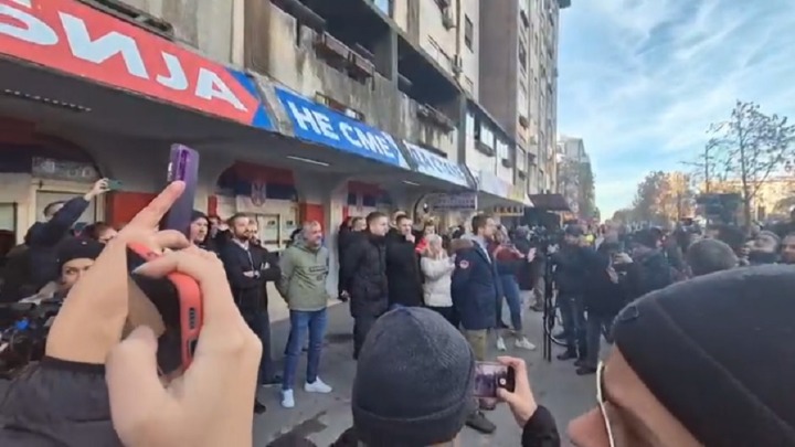 Gotov protest u Novom Sadu: Incidenti ispred sedišta SNS - građani gađani, naprednjaci se smejali (VIDEO, FOTO)