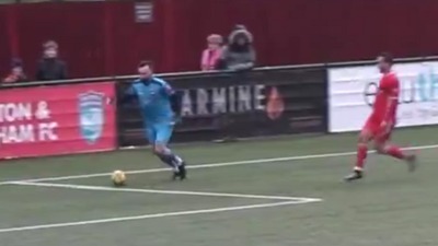 Neverovatan autogol bivšeg golmana Čelsija (VIDEO)