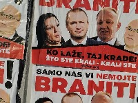 Novi plakati i grafiti protiv opozicije u Novom Sadu na sve strane