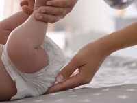 Stručnjaci tvrde: Roditelji treba da traže dozvolu od beba pre nego što im promene pelenu