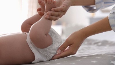 Stručnjaci tvrde: Roditelji treba da traže dozvolu od beba pre nego što im promene pelenu