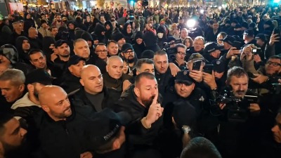 Predsednik opštine Zemun predvodio batinaše na blokadi (FOTO)