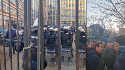 Nova blokada suda u NS: Policijska tortura na delu - gurali aktiviste, isekli katanac na ogradi (VIDEO)