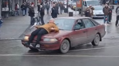 SUMANUTO Vozio demonstranta na haubi (VIDEO)