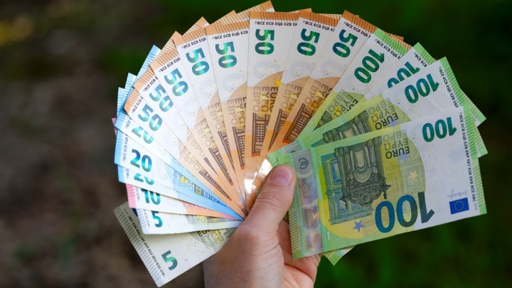 Novčani cunami stiže za 3 znaka: Plivaće u parama do KRAJA MESECA 