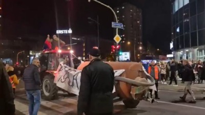 Cisterna puna fekalija na protestu u NS: Poklanjamo im ono što oni nama ostavljaju 12 godina (FOTO)