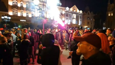 HAOS u Novom Sadu: Maskirani mladići demolirali grad, stigao je Vučić, počelo hapšenje (FOTO, VIDEO)