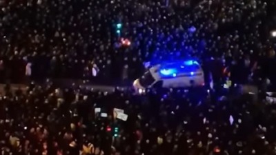 Građani propuštaju vozilo Hitne pomoći na protestu (VIDEO)