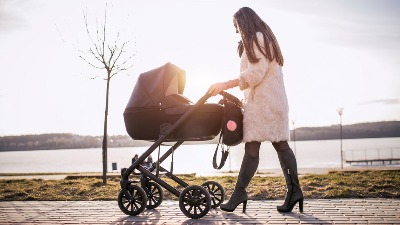 Opasnost na sve strane: Majke POSRED ULICE šetaju decu i bebe u kolicima (VIDEO)