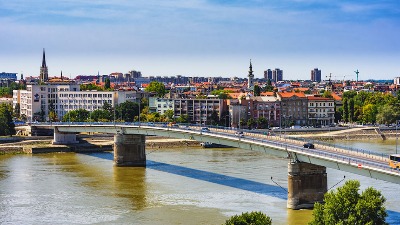 U Novom Sadu nikao mural o autokratiji i tiraniji (FOTO)