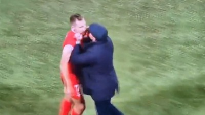 Poludeo zbog crvenog kartona, ceo stadion gledao skandal! (VIDEO)