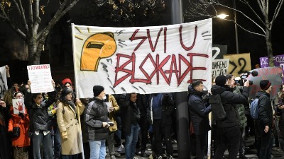 DRŽE ČAS ETIKE: Maturanti Devete beogradske gimnazije celu smenu stoje u dvorištu