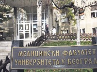 Na zgradi Silosa pocepan baner i oblepljene nalepnice protiv studenata Medicinskog