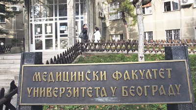 Na zgradi Silosa pocepan baner i oblepljene nalepnice protiv studenata Medicinskog