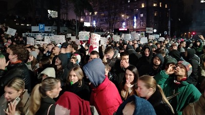 "Najveći studentski protest u ovom veku": Poznato koliko je ljudi sinoć bilo ispred RTS (FOTO)