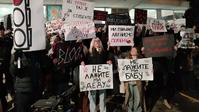 "Ne lažite mi babu i dedu": Poruke studenata ispred RTS (FOTO)