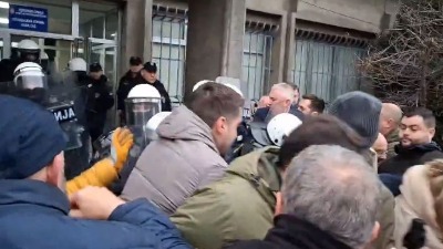 Trenutak kad je policija izletela i odgurala opozicionare (VIDEO)