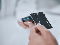 Skidaju vam novac sa računa, a da toga niste ni svesni: Uvedene naknade za plaćanje na rate