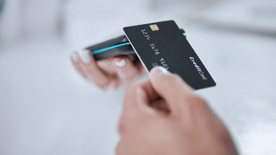 Skidaju vam novac sa računa, a da toga niste ni svesni: Uvedene naknade za plaćanje na rate