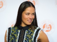 Ana Ivanović u haljini sa otvorom ispod grudi na reviji Victoria’s Secret ZASENILA SVE (FOTO)