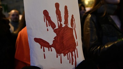 MUK PA APLAUZ Studentkinja primila nagradu od opštine: Sa crvenom rukavicom i podignutim indeksom (VIDEO)