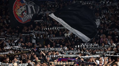 Grobari u Areni ponovo vređali Vučića (VIDEO)