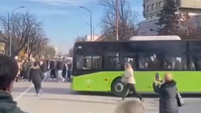 AUTOBUSOM krenuo da gazi đake, građani ga sprečili (VIDEO)