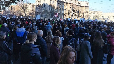 "Čitav plen da skupe, ne mogu da nas kupe": Studenti blokirali Bulevar kralja Aleksandra (VIDEO, FOTO)